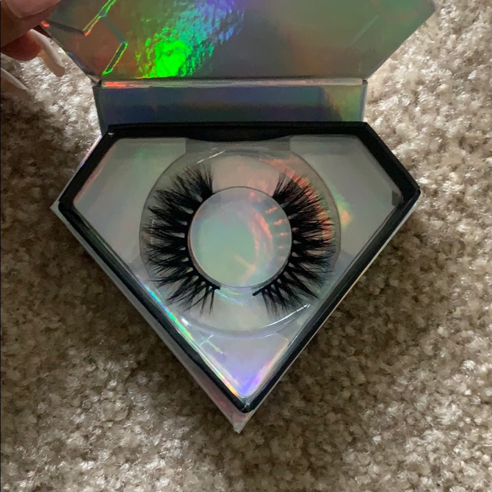 Full mink lashes in style “Feminist”